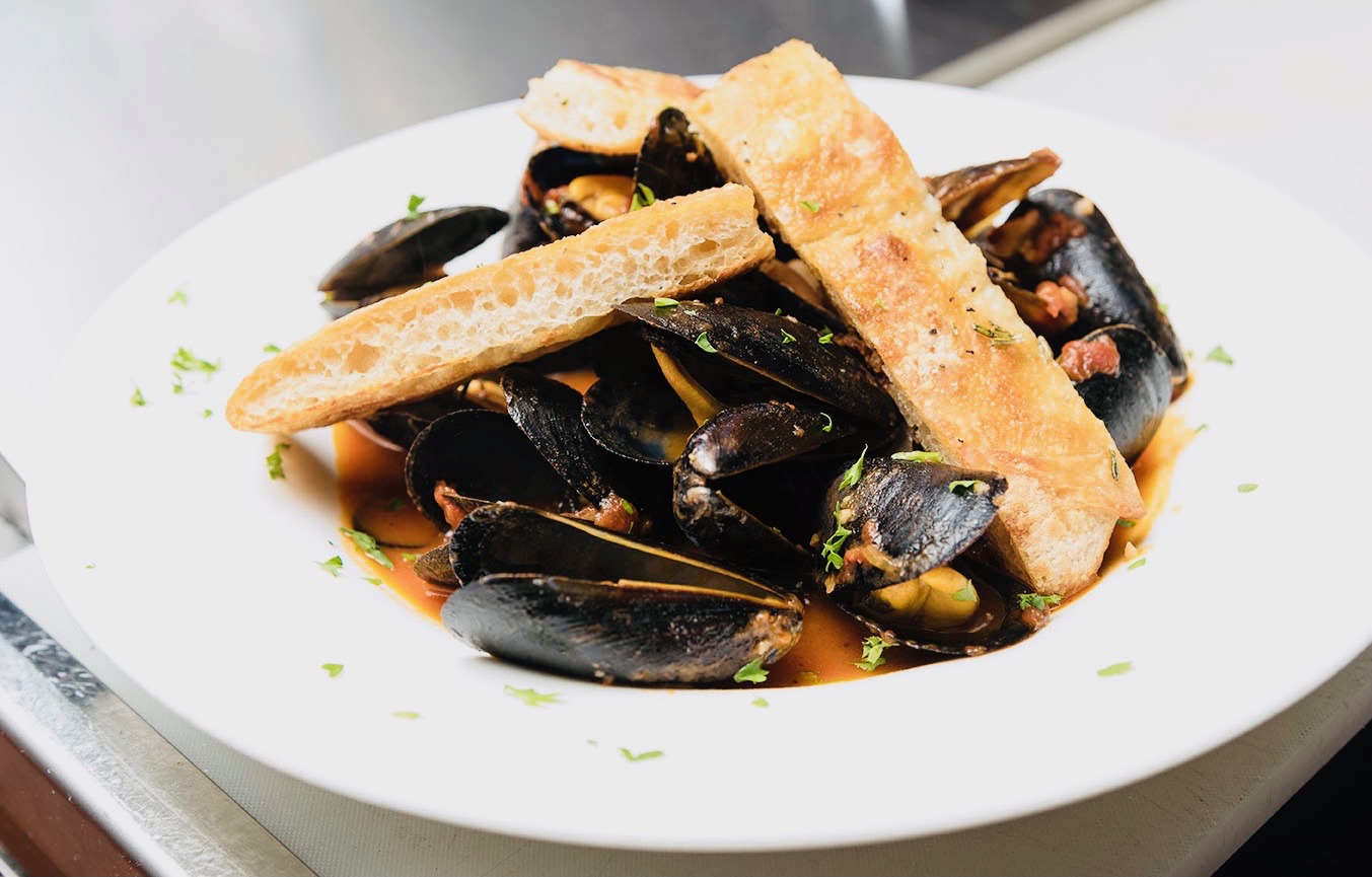 Mussels in tomato broth with toasted bread